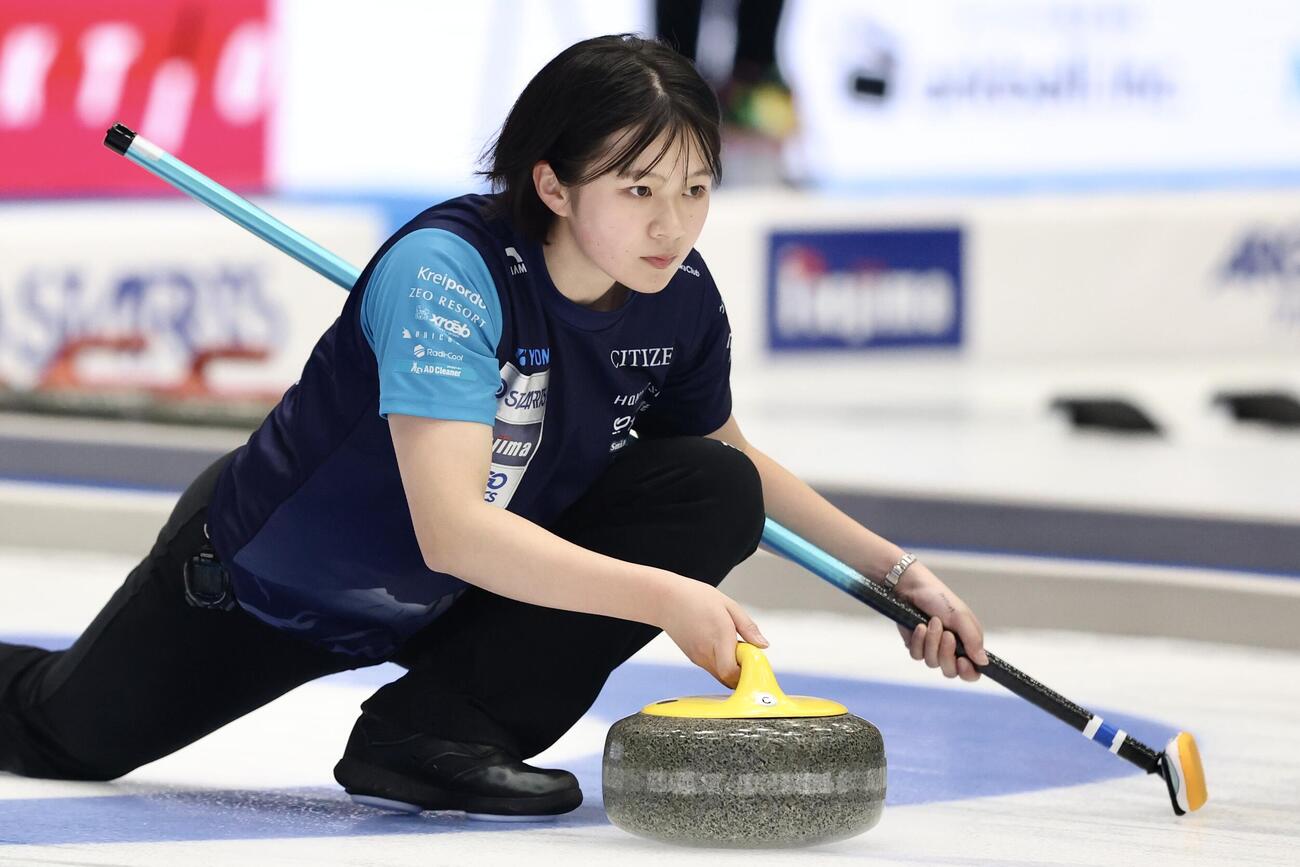 日本カーリング選手権大会　横浜2026　女子2次リーグ　フォルティウス対SC軽井沢クラブ　第2エンド、ストーンを投じるSC軽井沢クラブ・上野結生（撮影・河田真司）＝2026年6月11日