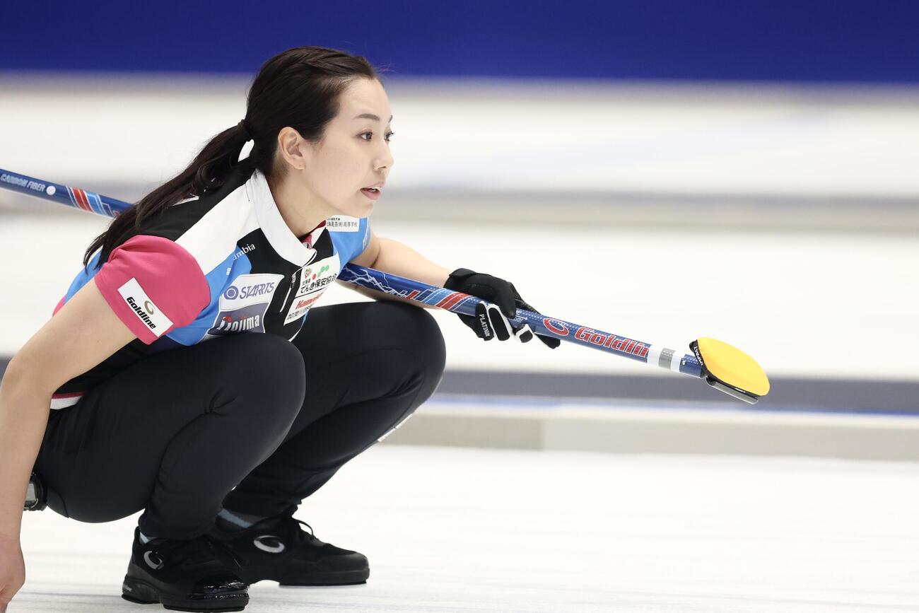 日本カーリング選手権大会　横浜2026　女子2次リーグ　フォルティウス対SC軽井沢クラブ　第2エンド、ストーンを投じるフォルティウス・近江谷杏菜（撮影・河田真司）