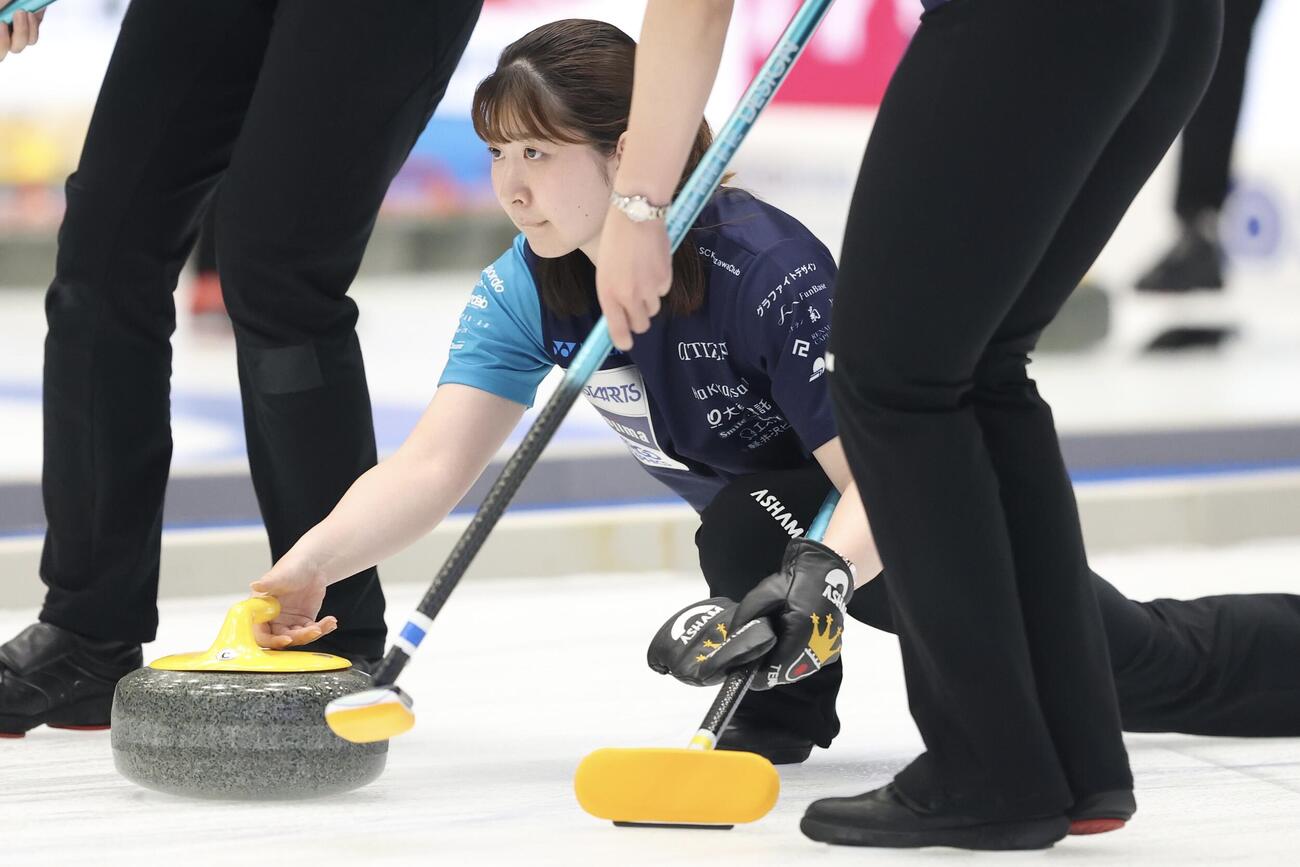 日本カーリング選手権大会　横浜2026　女子2次リーグ　フォルティウス対SC軽井沢クラブ　第1エンド、ストーンを投じるSC軽井沢クラブ・金井亜翠香（撮影・河田真司）