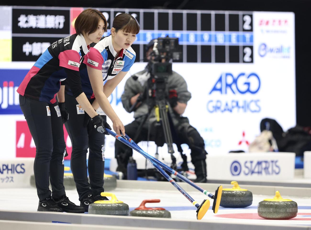 日本カーリング選手権大会　横浜2026　女子2次リーグ　フォルティウス対SC軽井沢クラブ　第4エンド、作戦を話し合うフォルティウス・吉村紗也香（左）と小谷優奈（撮影・河田真司）