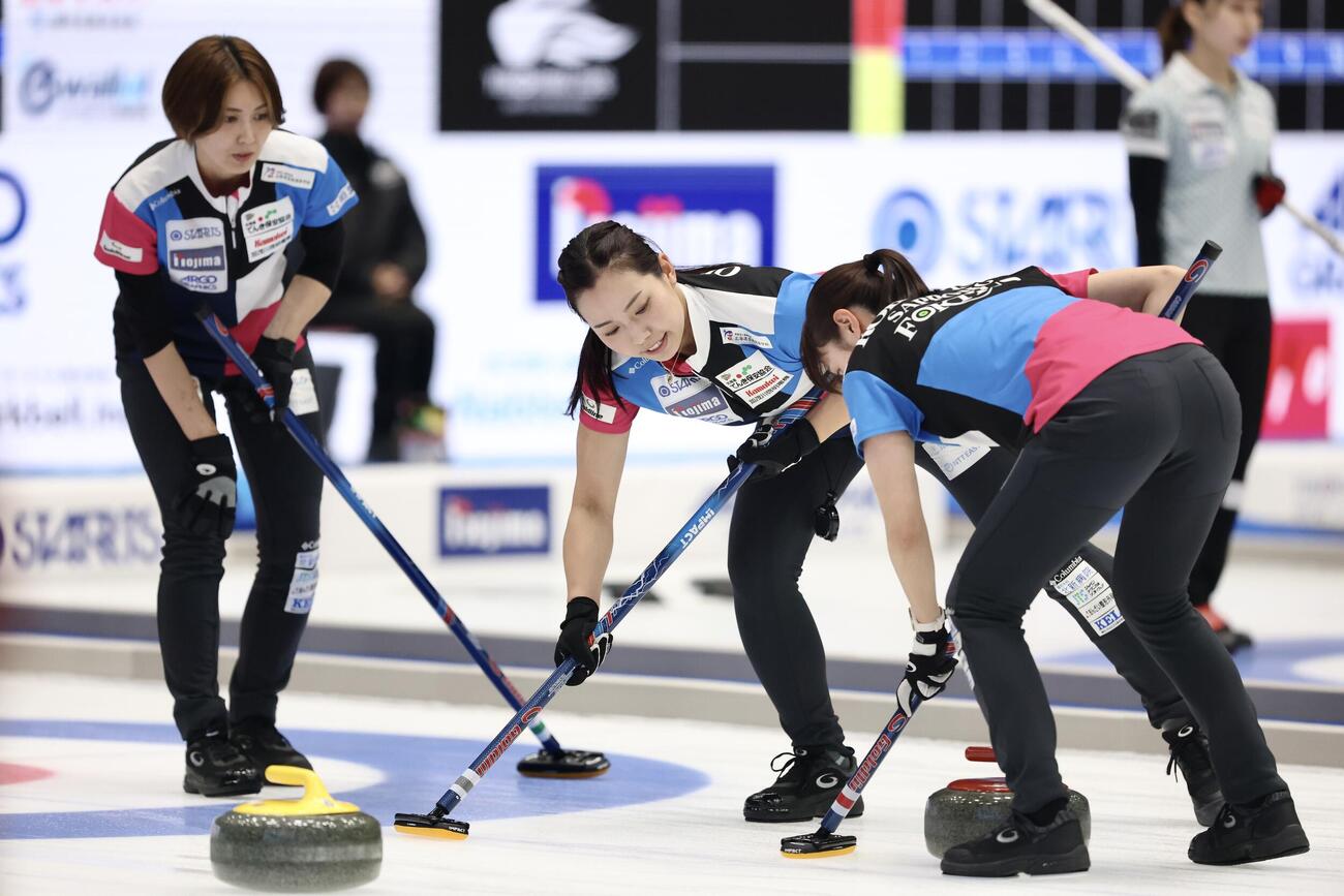日本カーリング選手権大会　横浜2026　女子2次リーグ　フォルティウス対SC軽井沢クラブ　第3エンドに臨む近江谷杏菜（中央）らフォルティウス（撮影・河田真司）