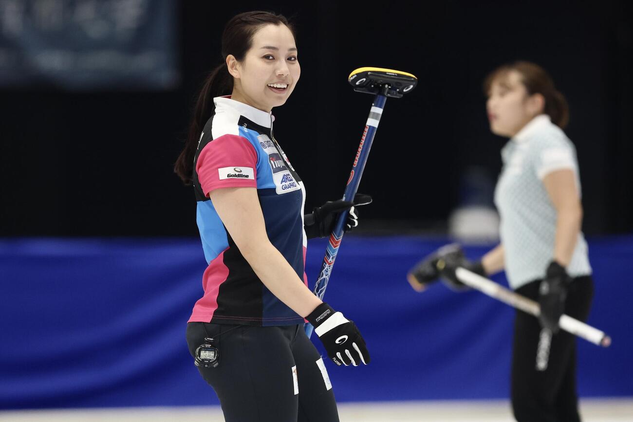 日本カーリング選手権大会　横浜2026　女子2次リーグ　フォルティウス対SC軽井沢クラブ　第3エンド、笑顔で移動するフォルティウス・近江谷杏菜（撮影・河田真司）