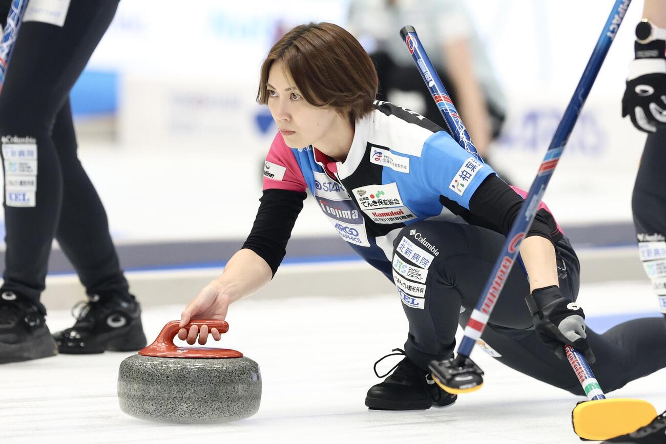 日本カーリング選手権大会　横浜2026　女子2次リーグ　フォルティウス対SC軽井沢クラブ　第3エンド、ストーンを投じるフォルティウス・吉村紗也香（撮影・河田真司）