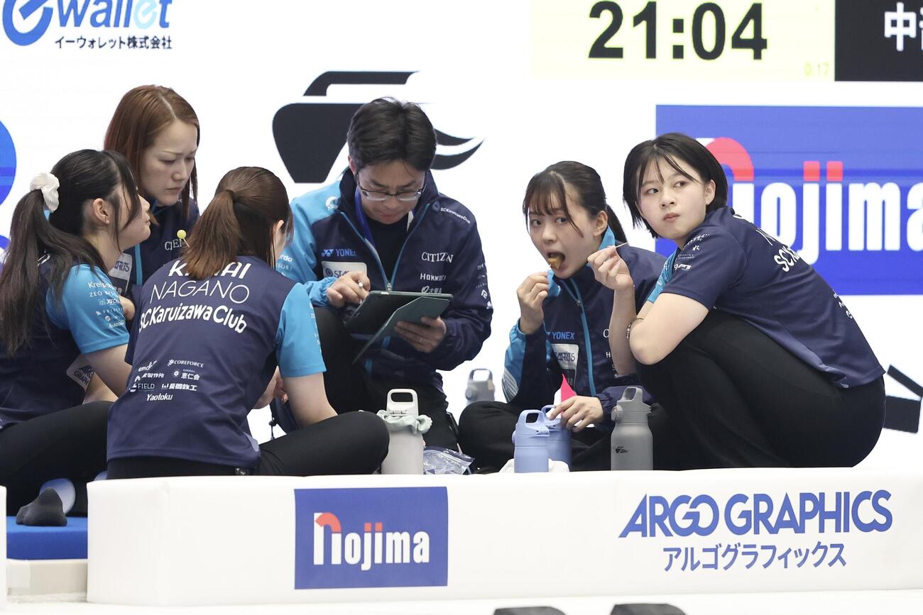 日本カーリング選手権大会　横浜2026　女子2次リーグ　フォルティウス対SC軽井沢クラブ　第5エンドを終え休憩するSC軽井沢クラブ（撮影・河田真司）