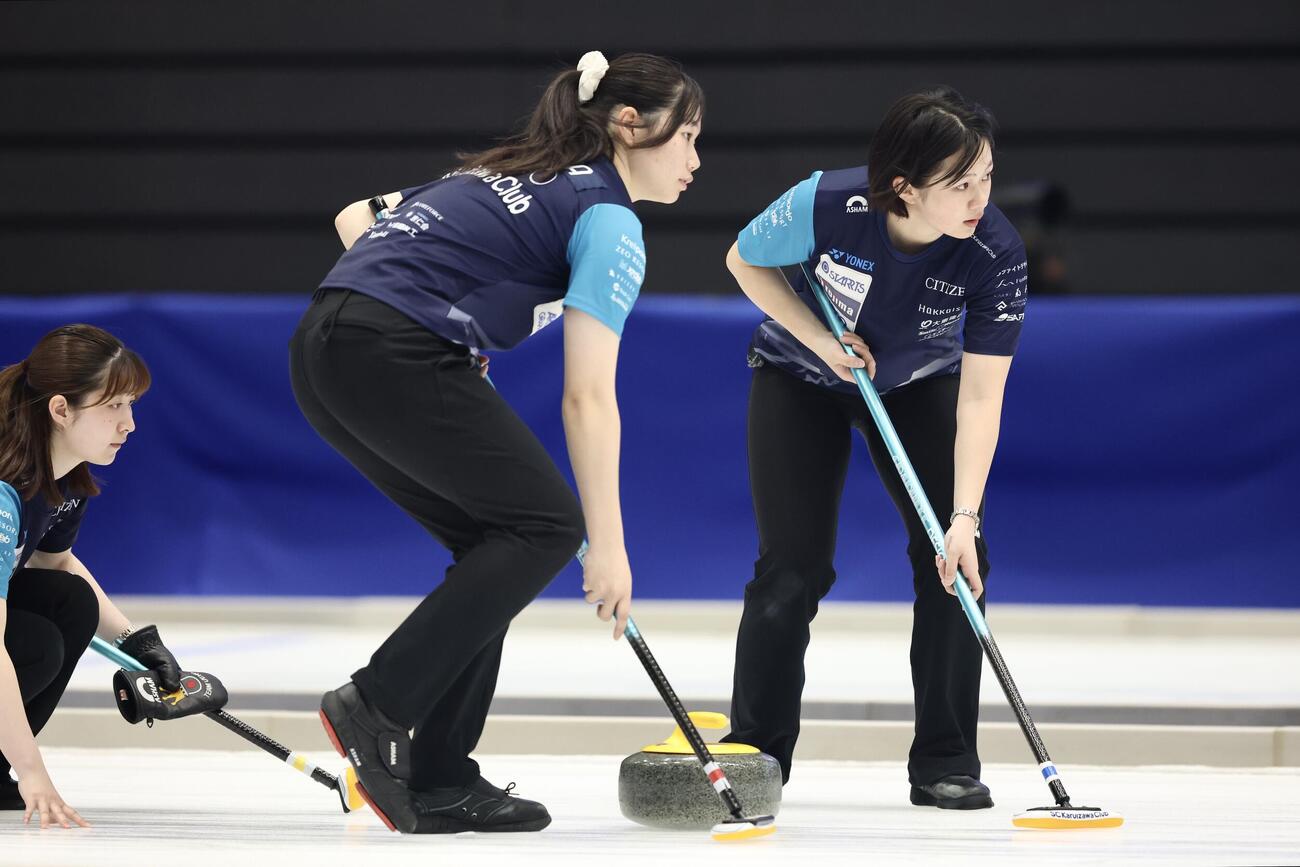 日本カーリング選手権大会　横浜2026　女子2次リーグ　フォルティウス対SC軽井沢クラブ　第5エンドに臨む川田亜依（中央）らSC軽井沢クラブ（撮影・河田真司）