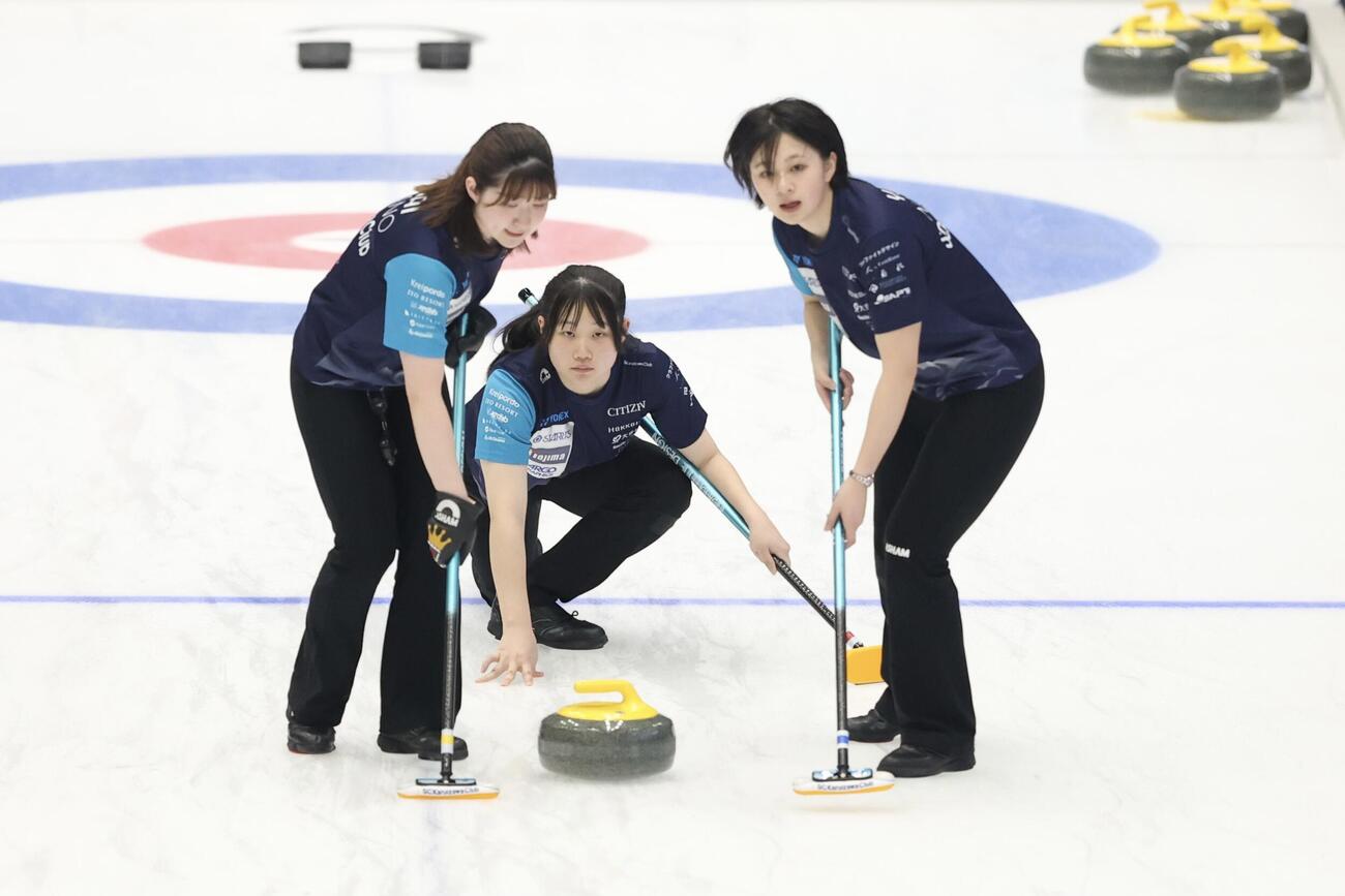日本カーリング選手権大会　横浜2026　女子2次リーグ　フォルティウス対SC軽井沢クラブ　第7エンド、ストーンを投じるSC軽井沢クラブ・川田亜依（撮影・河田真司）＝2026年6月11日