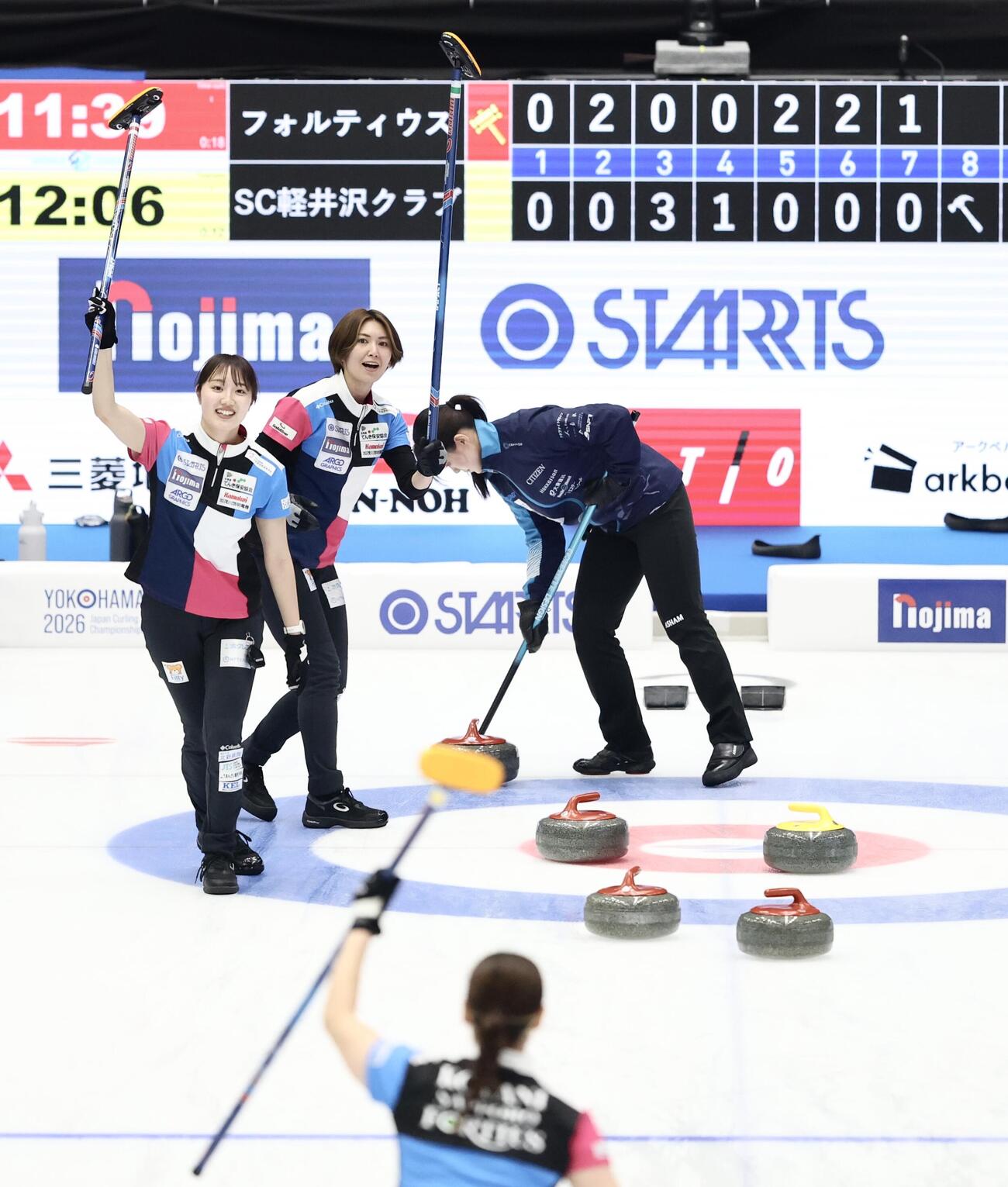 日本カーリング選手権大会　横浜2026　女子2次リーグ　フォルティウス対SC軽井沢クラブ　第8エンドに臨む小林未奈（左）らフォルティウス（撮影・河田真司）