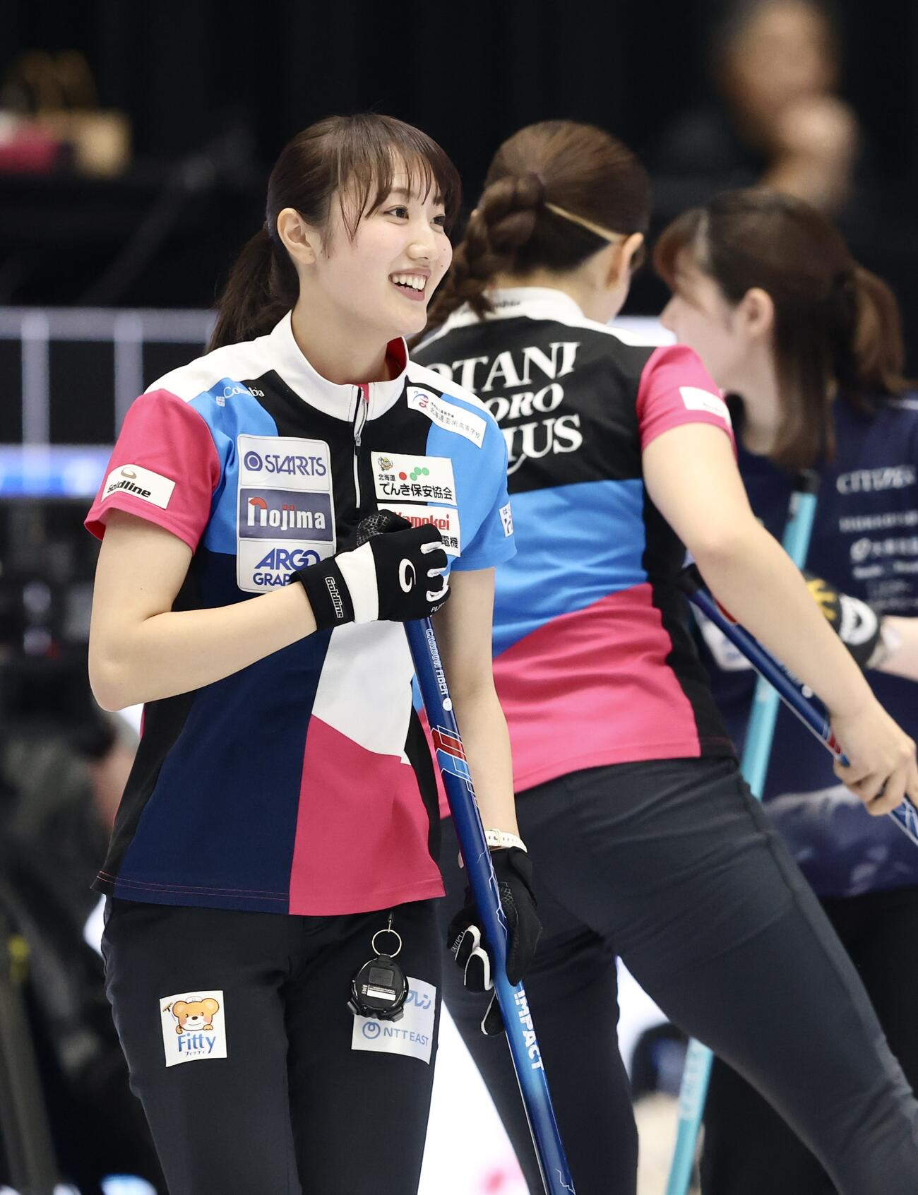 日本カーリング選手権大会　横浜2026　女子2次リーグ　フォルティウス対SC軽井沢クラブ　第4エンドで笑顔を見せるフォルティウス・小林未奈（撮影・河田真司）