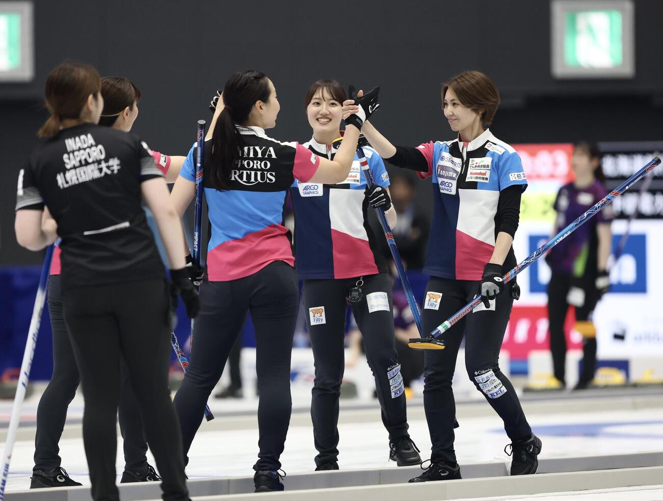 日本カーリング選手権大会　横浜2026　女子2次リーグ　フォルティウス対SC軽井沢クラブ　第9エンドを終えハイタッチするフォルティウスのメンバー（撮影・河田真司）＝2026年6月11日