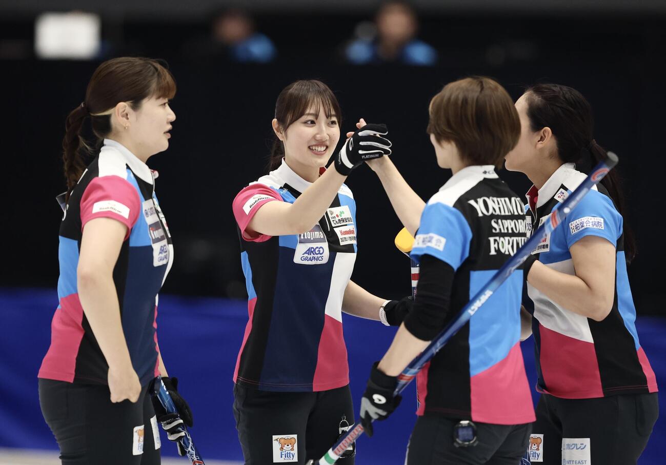 日本カーリング選手権大会　横浜2026　女子2次リーグ　フォルティウス対SC軽井沢クラブ　第1エンドを終えハイタッチするフォルティウス・小林未奈（撮影・河田真司）