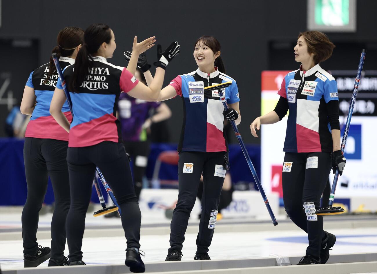 日本カーリング選手権大会　横浜2026　女子2次リーグ　フォルティウス対SC軽井沢クラブ　第9エンドを終えハイタッチするフォルティウスのメンバー（撮影・河田真司）＝2026年6月11日