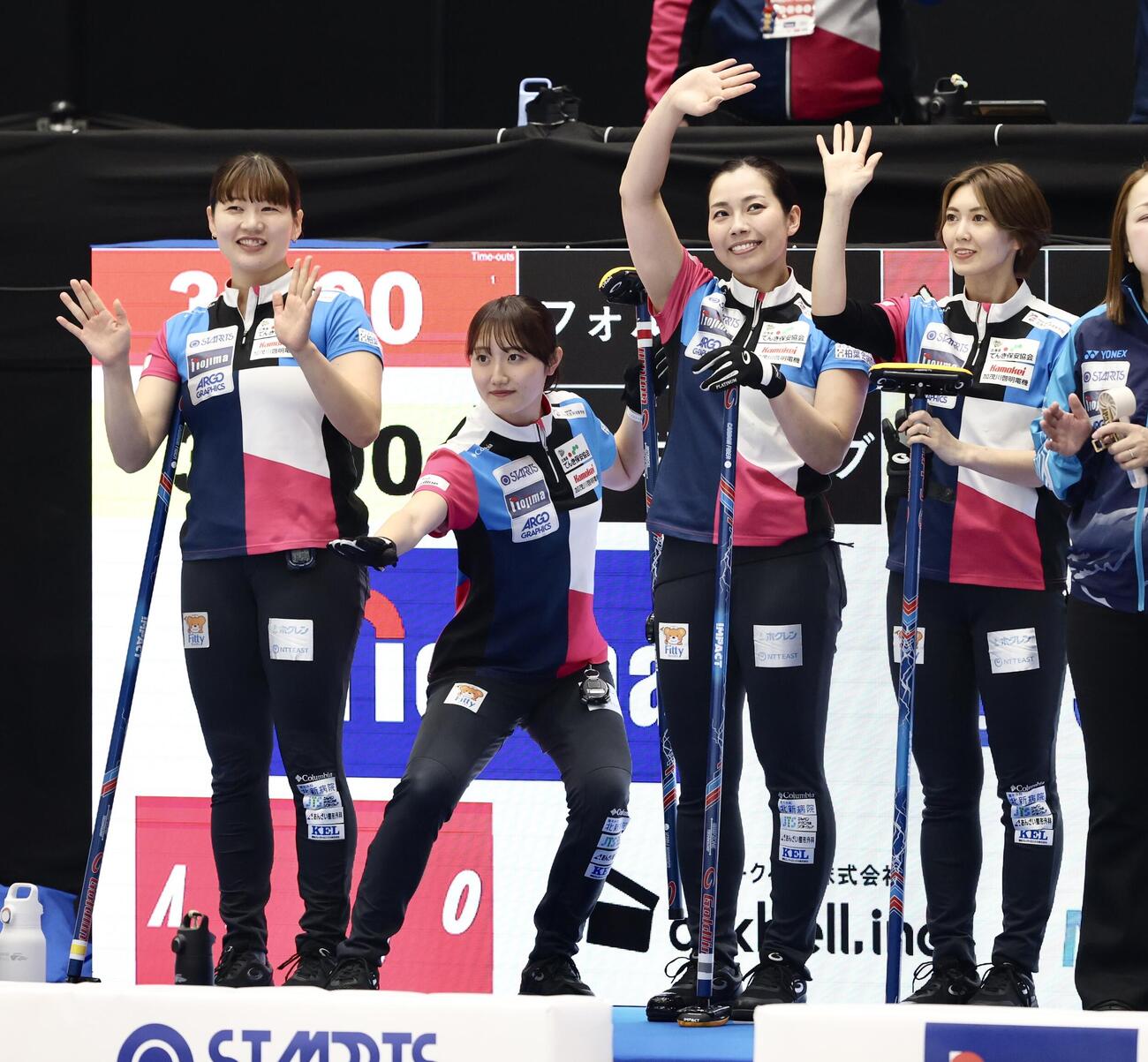 日本カーリング選手権大会　横浜2026　女子2次リーグ　フォルティウス対SC軽井沢クラブ　開始前、紹介を受けるフォルティウスのメンバー（撮影・河田真司）
