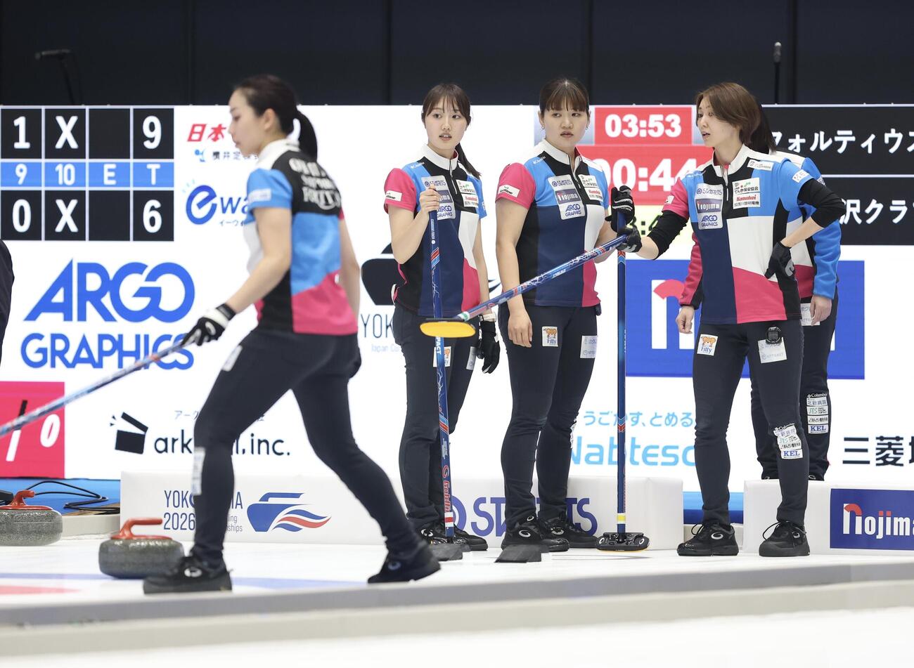 日本カーリング選手権大会　横浜2026　女子2次リーグ　フォルティウス対SC軽井沢クラブ　延長エンド、作戦を話し合うフォルティウス（撮影・河田真司）＝2026年6月11日