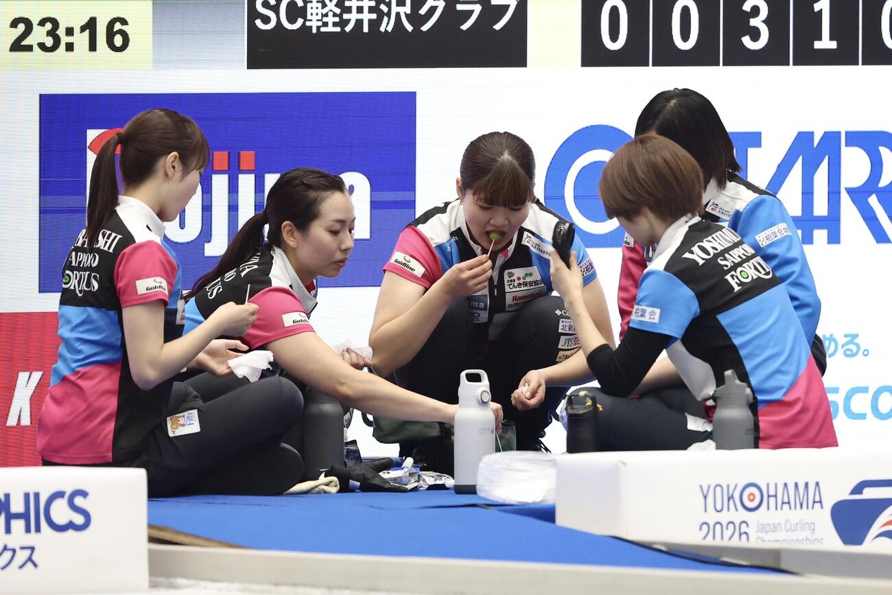 日本カーリング選手権大会　横浜2026　女子2次リーグ　フォルティウス対SC軽井沢クラブ　第5エンドを終え休憩するフォルティウス（撮影・河田真司）