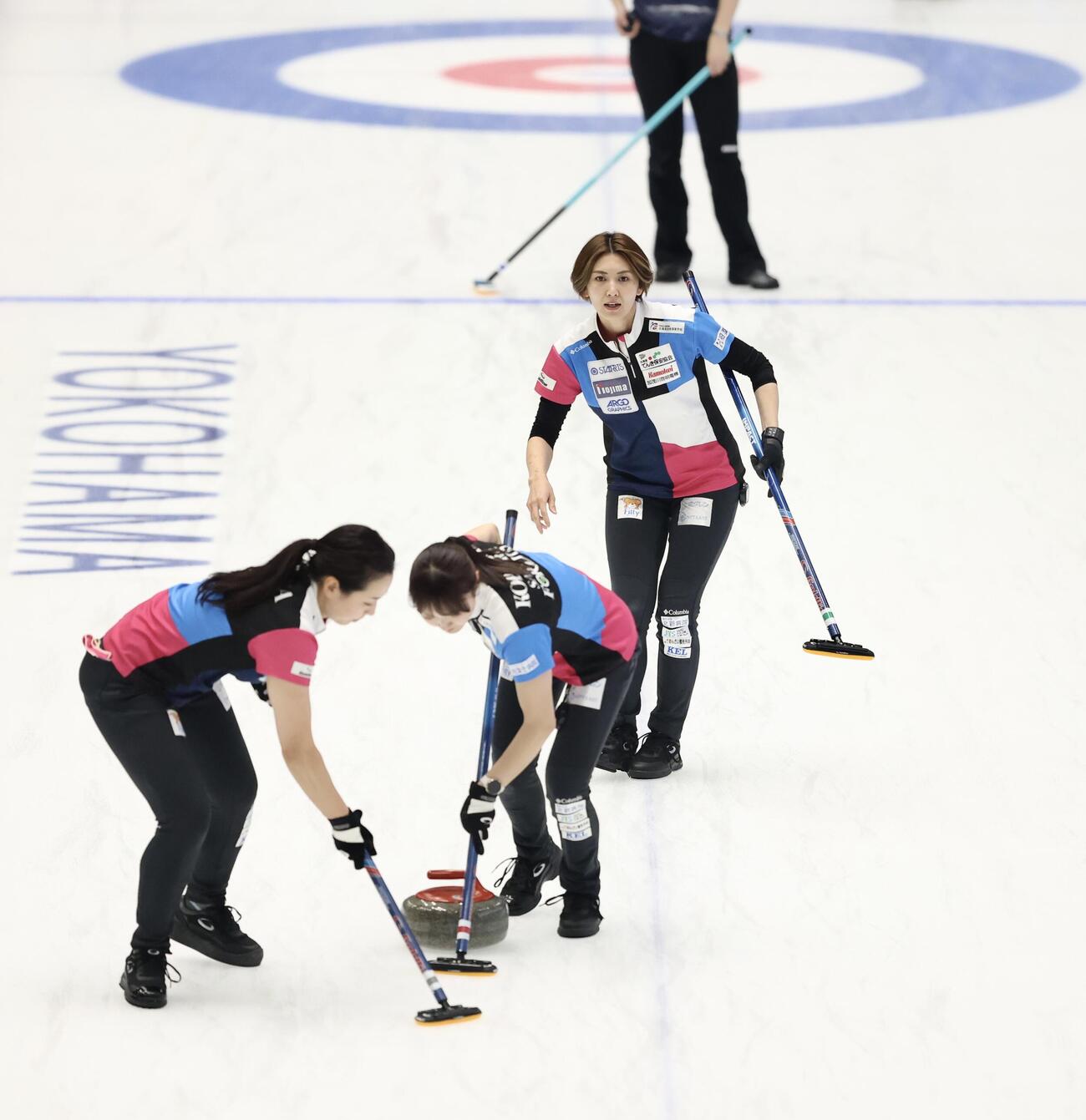日本カーリング選手権大会　横浜2026　女子2次リーグ　フォルティウス対SC軽井沢クラブ　第7エンド、ストーンを投じるフォルティウス・吉村紗也香（右）（撮影・河田真司）＝2026年6月11日