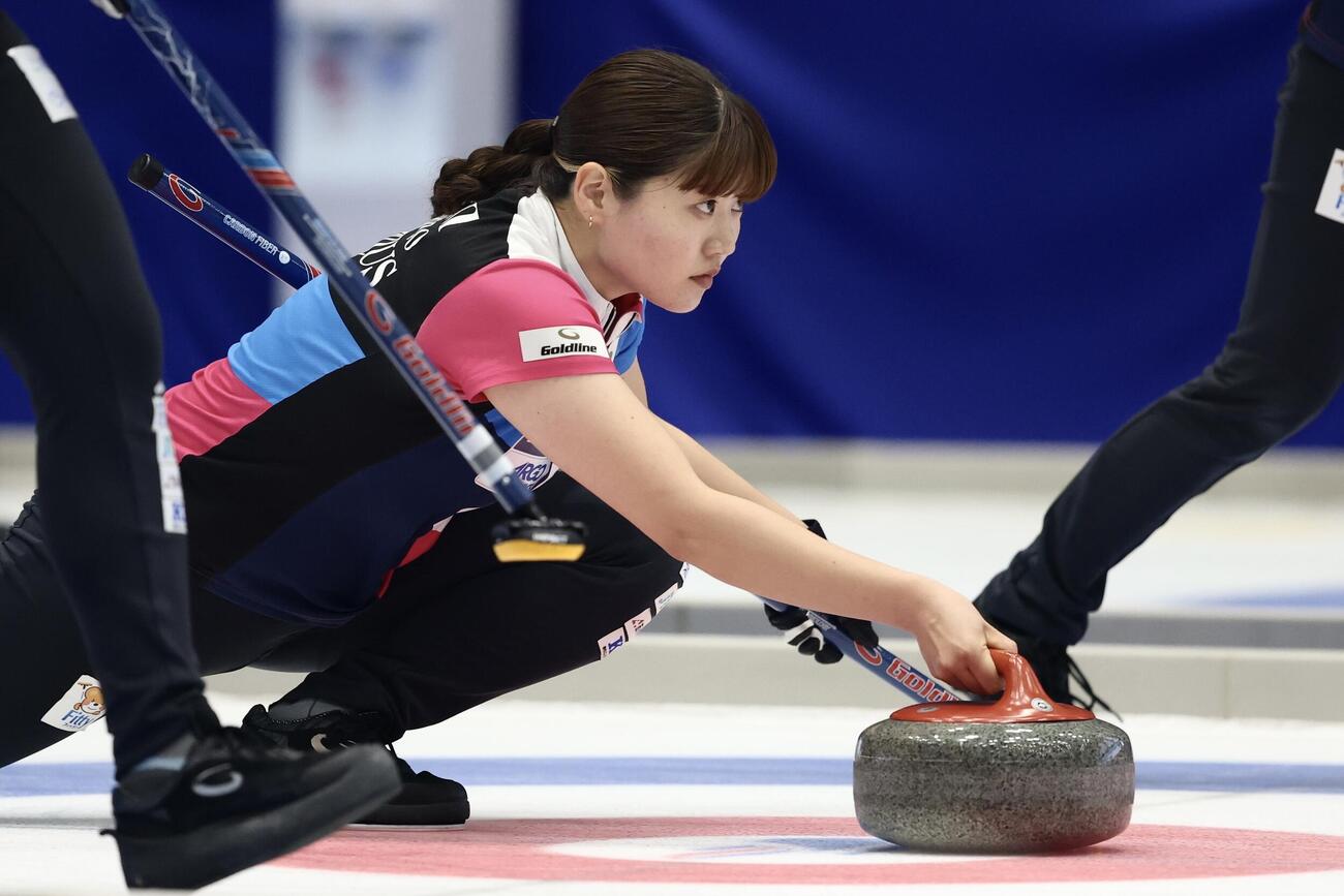 日本カーリング選手権大会　横浜2026　女子2次リーグ　フォルティウス対SC軽井沢クラブ　第9エンド、ストーンを投じるフォルティウス・小谷優奈（撮影・河田真司）＝2026年6月11日