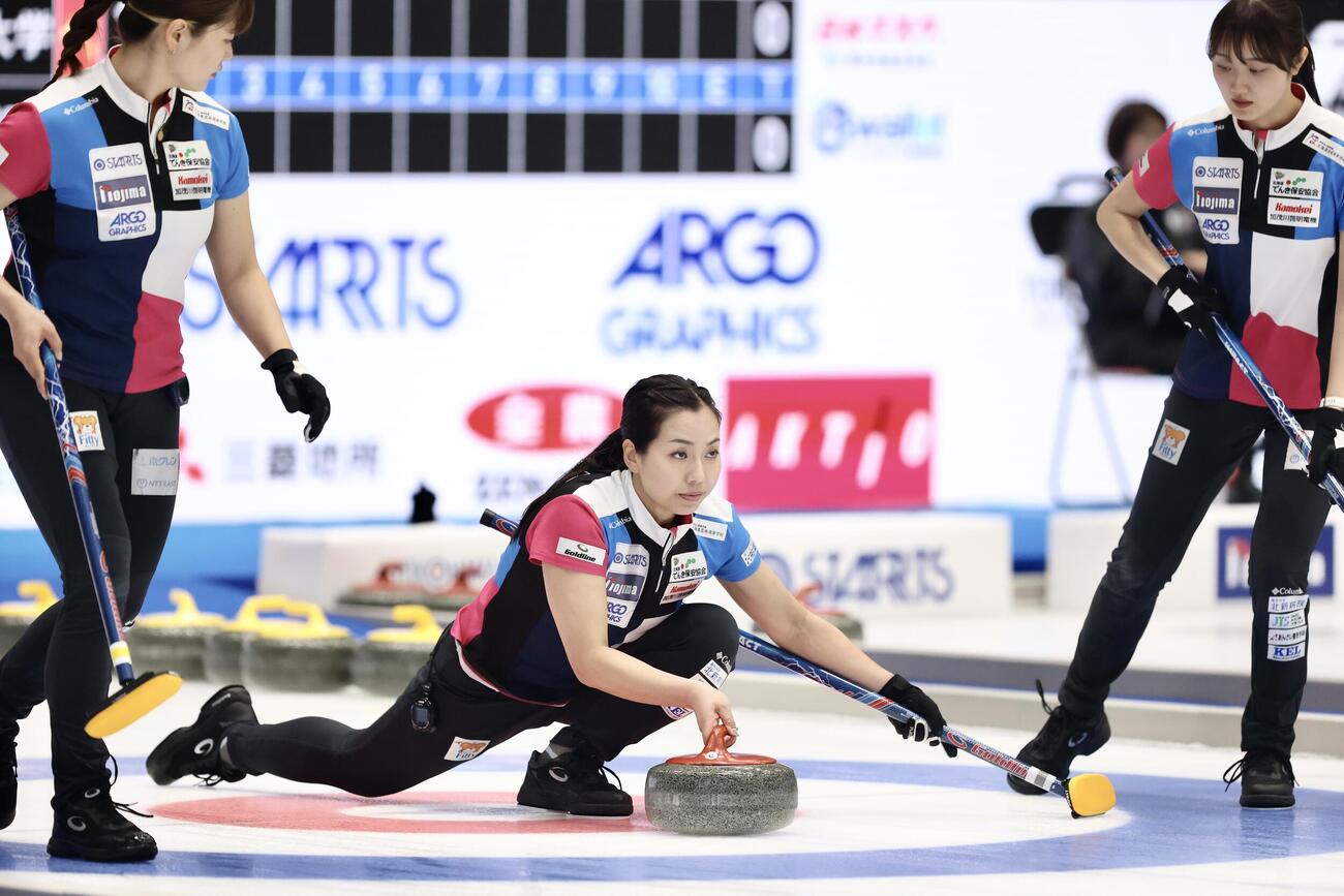 日本カーリング選手権大会　横浜2026　女子2次リーグ　フォルティウス対SC軽井沢クラブ　第2エンド、ストーンを投じるフォルティウス・近江谷杏菜（撮影・河田真司）