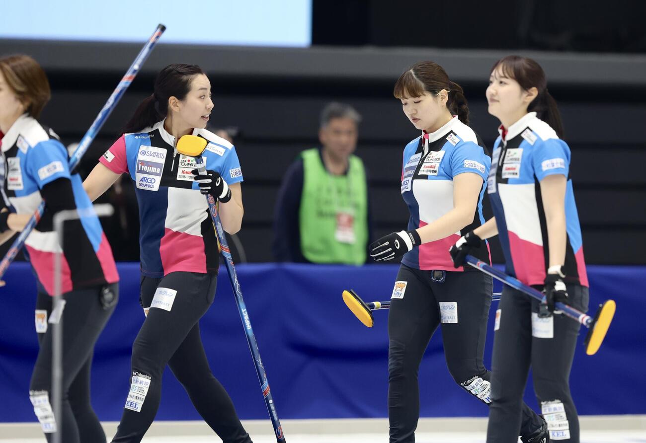 日本カーリング選手権大会　横浜2026　女子2次リーグ　フォルティウス対SC軽井沢クラブ　SC軽井沢クラブに敗れ移動するフォルティウス（撮影・河田真司）＝2026年6月11日