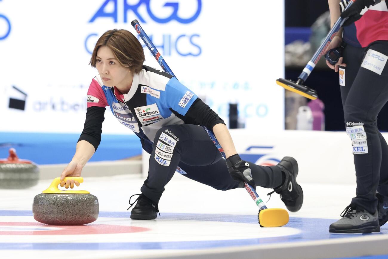日本カーリング選手権大会　横浜2026　女子2次リーグ　中部電力対フォルティウス　第8エンド　ストーンを投じるフォルティウス吉村紗也香（撮影・河田真司）