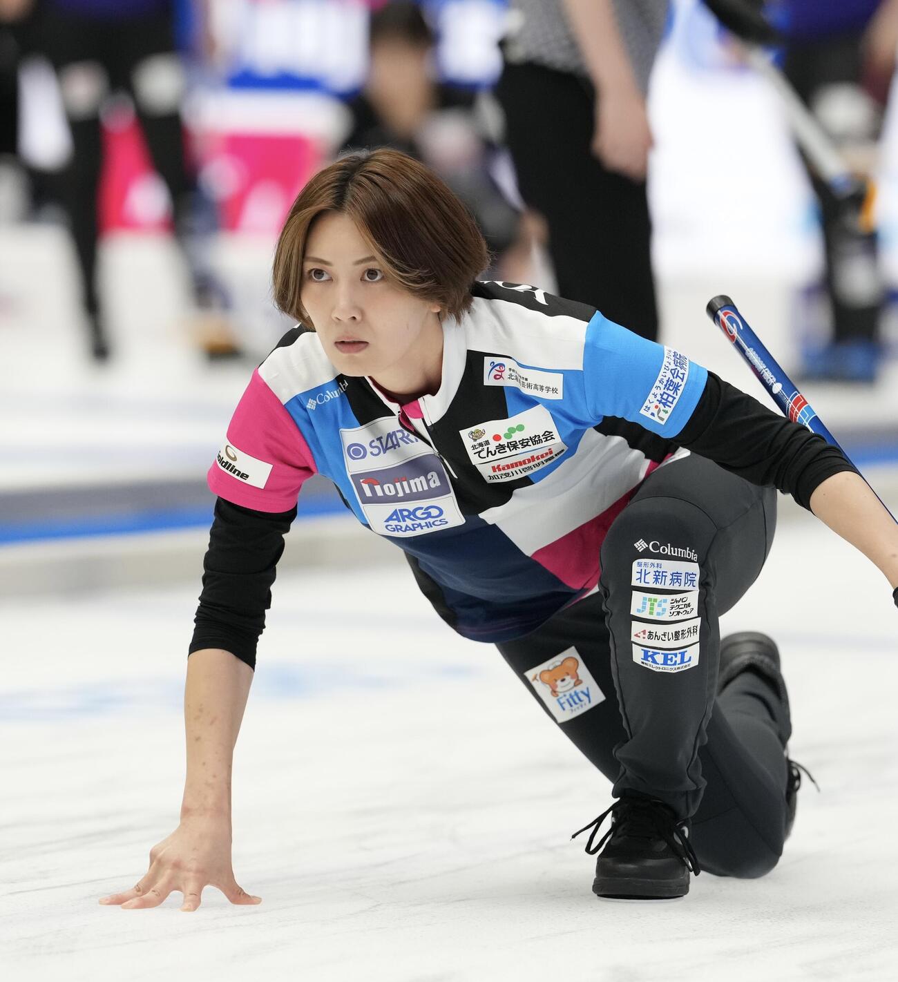 日本カーリング選手権大会　横浜2026　女子2次リーグ　フォルティウス対グランディール　第7エンド、ストーンを投じ指示を出すフォルティウスの吉村紗也香（撮影・小島史椰）