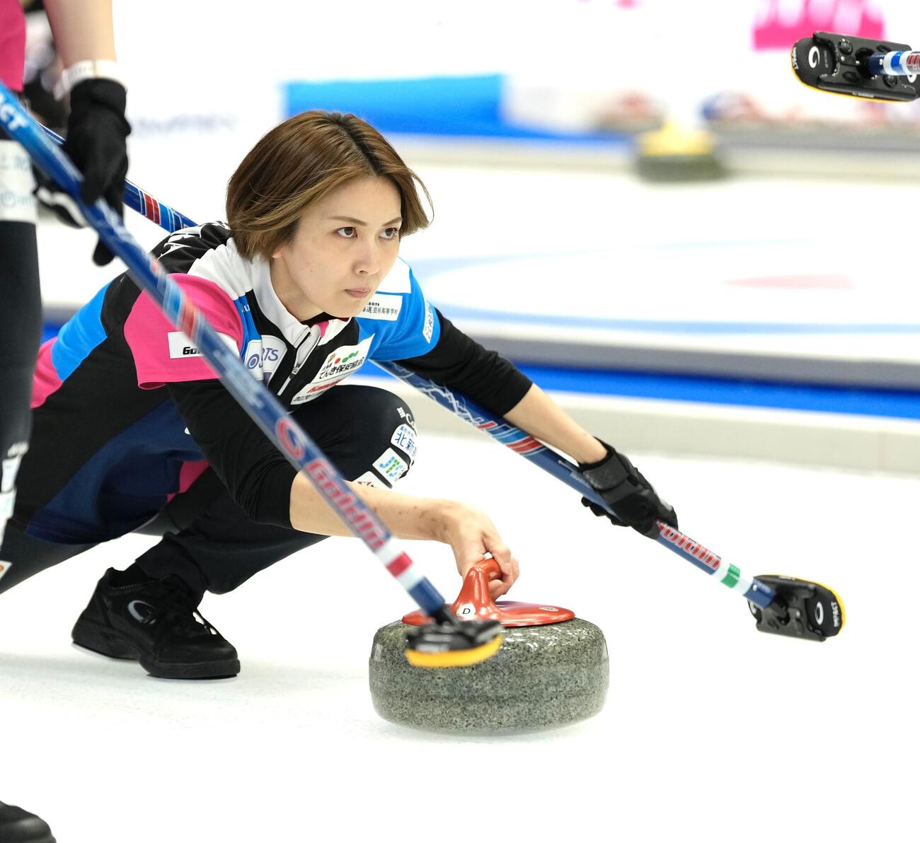 日本カーリング選手権大会　横浜2026　女子2次リーグ　フォルティウス対グランディール　第8エンド、ストーンを投じるフォルティウスの吉村紗也香（撮影・小島史椰）