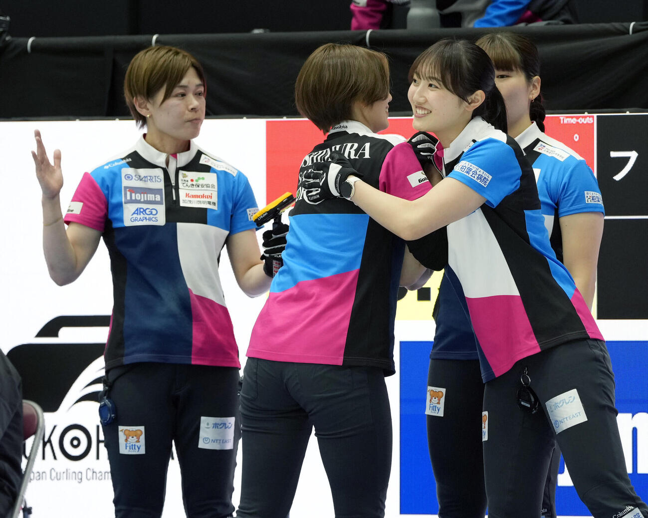 日本カーリング選手権大会　横浜2026　女子2次リーグ　フォルティウス対グランディール　グランディールに勝利し笑顔を見せる、左からフォルティウスの選手たち（撮影・小島史椰）