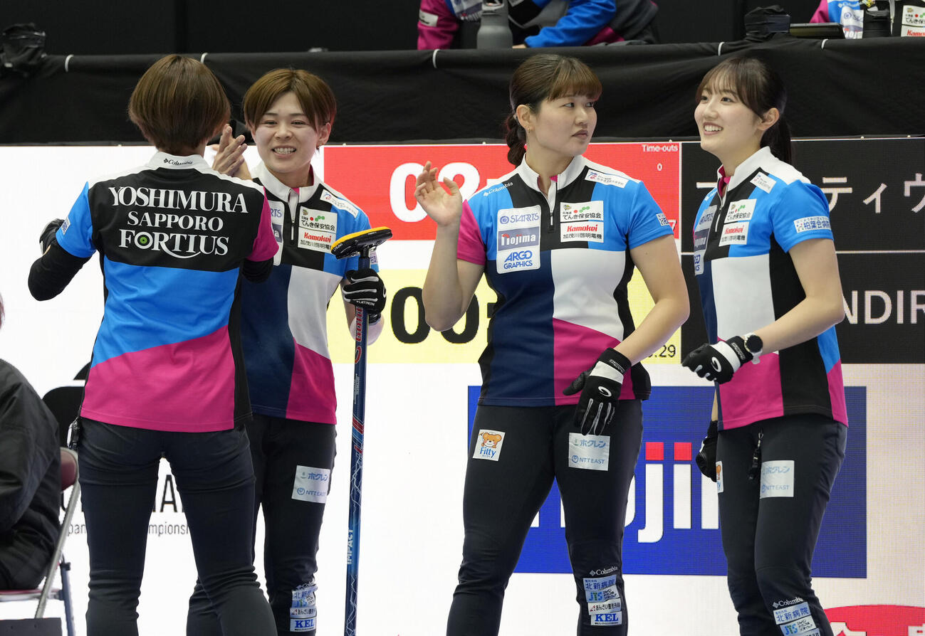日本カーリング選手権大会　横浜2026　女子2次リーグ　フォルティウス対グランディール　グランディールに勝利しタッチを交わす、左からフォルティウスの吉村紗也香、小野寺佳歩、小谷優奈、小林未奈（撮影・小島史椰）＝2026年6月12日