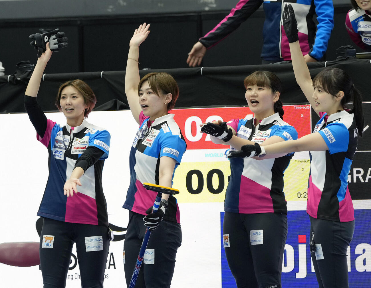 日本カーリング選手権大会　横浜2026　女子2次リーグ　フォルティウス対グランディール　グランディールに勝利しポーズをする、左からフォルティウスの吉村紗也香、小野寺佳歩、小谷優奈、小林未奈（撮影・小島史椰）＝2026年6月12日
