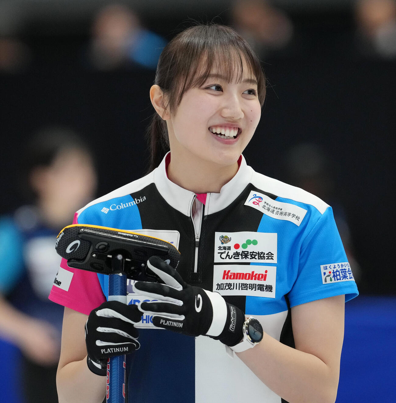 日本カーリング選手権大会　横浜2026　女子2次リーグ　フォルティウス対グランディール　第7エンド、笑顔を見せる小林未奈（撮影・小島史椰）