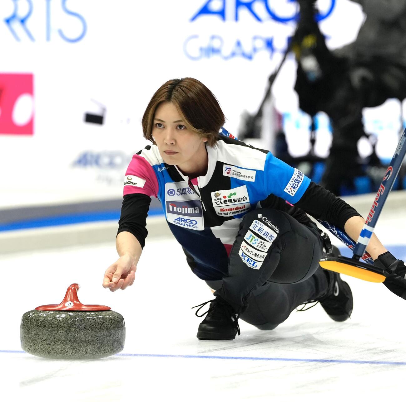 日本カーリング選手権大会　横浜2026　女子2次リーグ　フォルティウス対グランディール　第1エンド、ストーンを投じるフォルティウスの吉村紗也香（撮影・小島史椰）