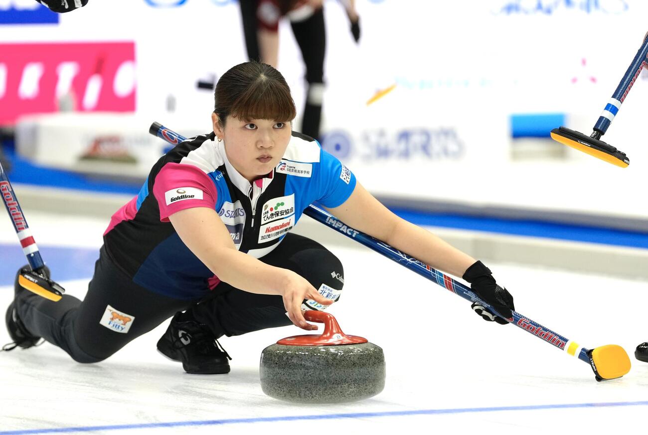 日本カーリング選手権大会　横浜2026　女子2次リーグ　フォルティウス対グランディール　第2エンド、ストーンを投じるフォルティウスの小谷優奈（撮影・小島史椰）