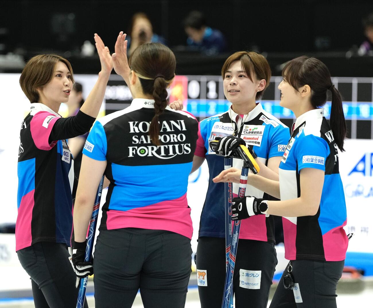 日本カーリング選手権大会　横浜2026　女子2次リーグ　フォルティウス対グランディール　第2エンド、タッチを交わす、左からフォルティウスの吉村紗也香、小谷優奈、小野寺佳歩、小林未奈（撮影・小島史椰）