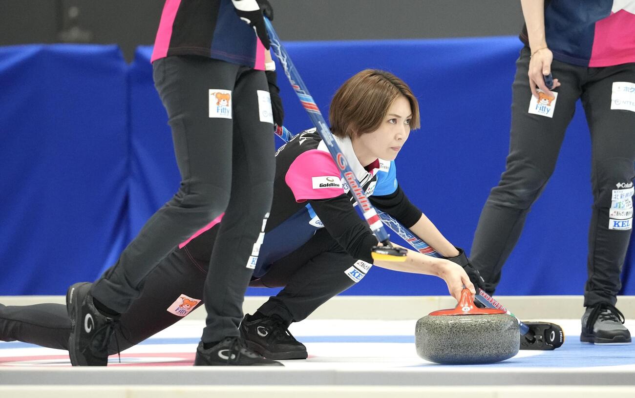 日本カーリング選手権大会　横浜2026　女子2次リーグ　フォルティウス対グランディール　第3エンド、ストーンを投じるフォルティウスの吉村紗也香（撮影・小島史椰）