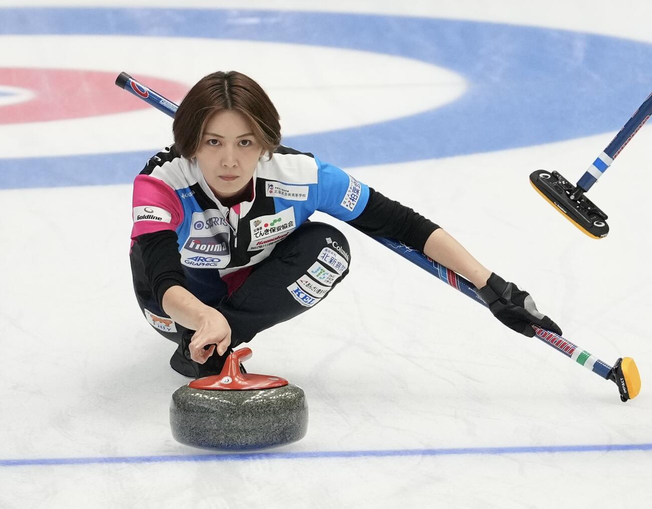 日本カーリング選手権大会　横浜2026　女子2次リーグ　フォルティウス対グランディール　第4エンド、ストーンを投じるフォルティウスの吉村紗也香（撮影・小島史椰）