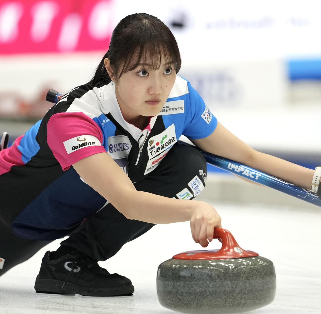 日本カーリング選手権大会　横浜2026　女子2次リーグ　フォルティウス対グランディール　第6エンド、ストーンを投じるフォルティウスの小林未奈（撮影・小島史椰）