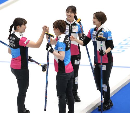 日本カーリング選手権大会 横浜2026 女子2次リーグ フォルティウス対グランディール 第4エンド、笑顔を見せる、左からフォルティウスの小谷優奈、小野寺佳歩、小林未奈、吉村紗也香(撮影・小島史椰)