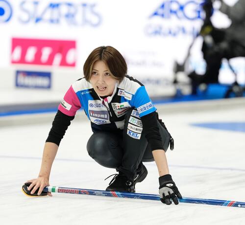 日本カーリング選手権大会 横浜2026 女子2次リーグ フォルティウス対グランディール 第5エンド、ストーンを投じ指示を出すフォルティウスの吉村紗也香(撮影・小島史椰)