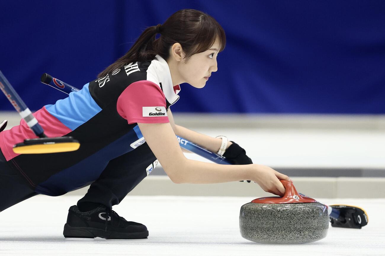日本カーリング選手権女子2次リーグ　フォルティウス対SC軽井沢クラブ　第9エンド、ストーンを投じるフォルティウス・小林未奈（撮影・河田真司）＝2026年6月11日