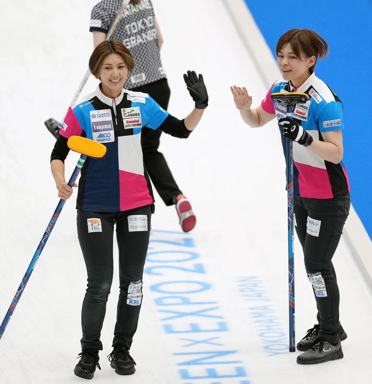 日本カーリング選手権大会　横浜2026　女子2次リーグ　フォルティウス対グランディール　第4エンド、笑顔でタッチする吉村紗也香（左）と小野寺佳歩（撮影・小島史椰）＝2026年6月12日