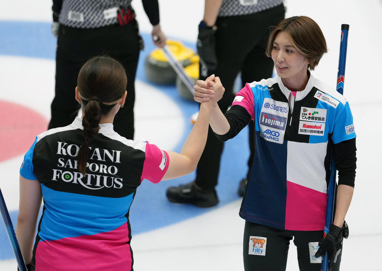 日本カーリング選手権大会　横浜2026　女子2次リーグ　フォルティウス対グランディール　第4エンド、タッチを交わす小谷優奈（左）と吉村紗也香（撮影・小島史椰）＝2026年6月12日