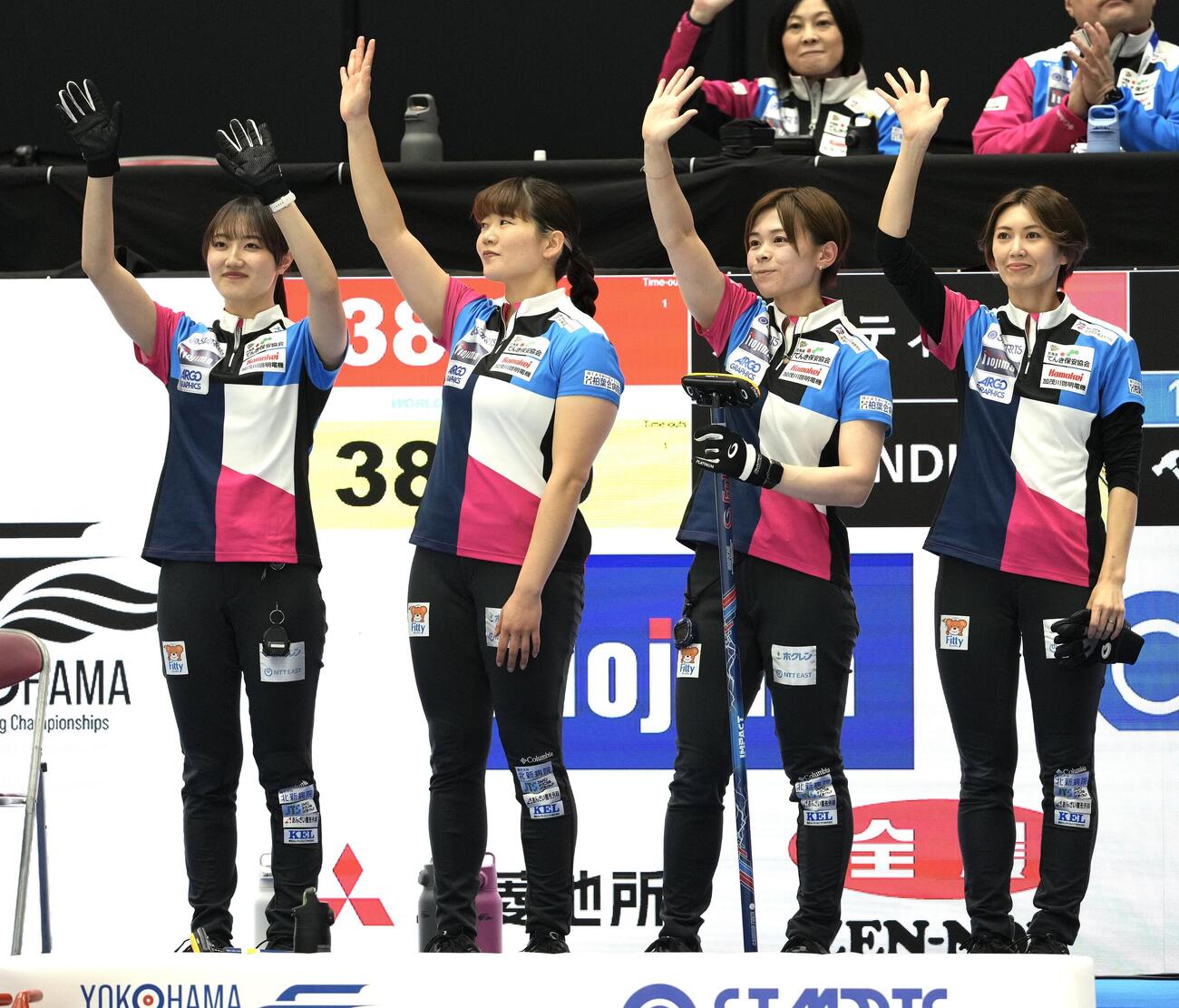 日本カーリング選手権大会　横浜2026　女子2次リーグ　フォルティウス対グランディール　笑顔で手を振るフォルティウス（撮影・小島史椰）