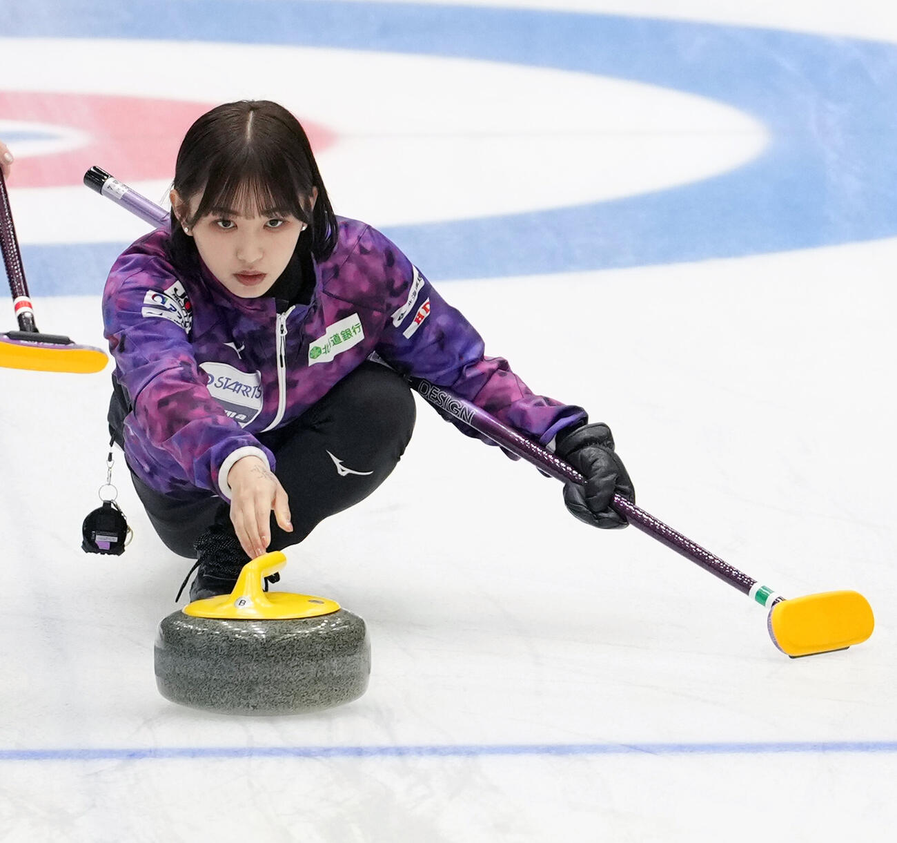 日本カーリング選手権大会　横浜2026　女子2次リーグ　SC軽井沢クラブ対北海道銀行　第4エンド、ストーンを投じる北海道銀行の仁平美来（撮影・小島史椰）