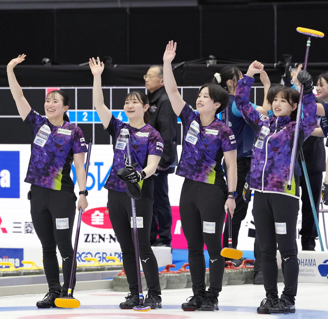 日本カーリング選手権大会　横浜2026　女子2次リーグ　SC軽井沢クラブ対北海道銀行　SC軽井沢クラブに勝利し笑顔で手を振る、左から北海道銀行の山本冴、田畑百葉、中島未琴、仁平美来（撮影・小島史椰）