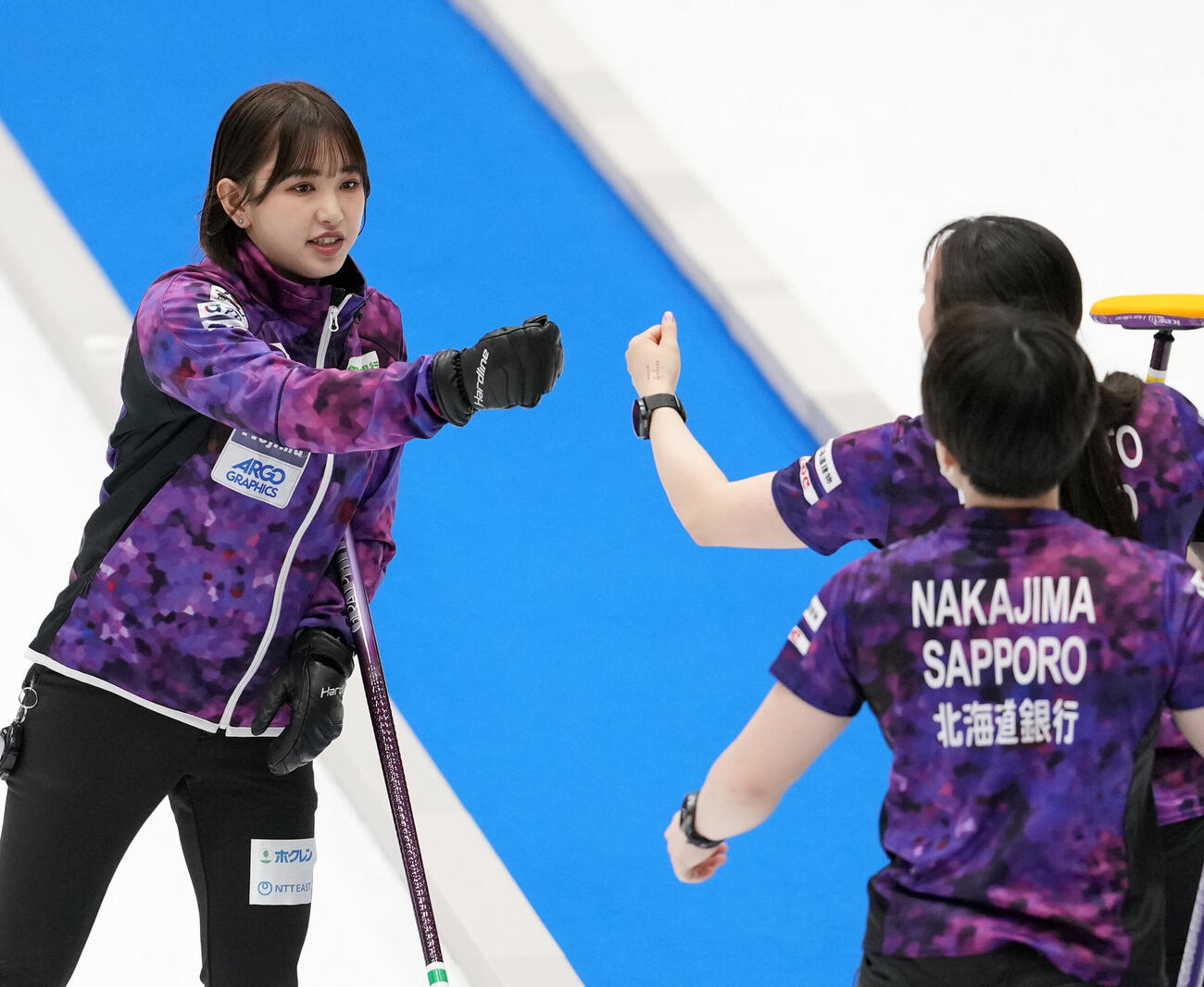 日本カーリング選手権大会　横浜2026　女子2次リーグ　SC軽井沢クラブ対北海道銀行　第4エンド、グータッチする北海道銀行の仁平美来（左）（撮影・小島史椰）