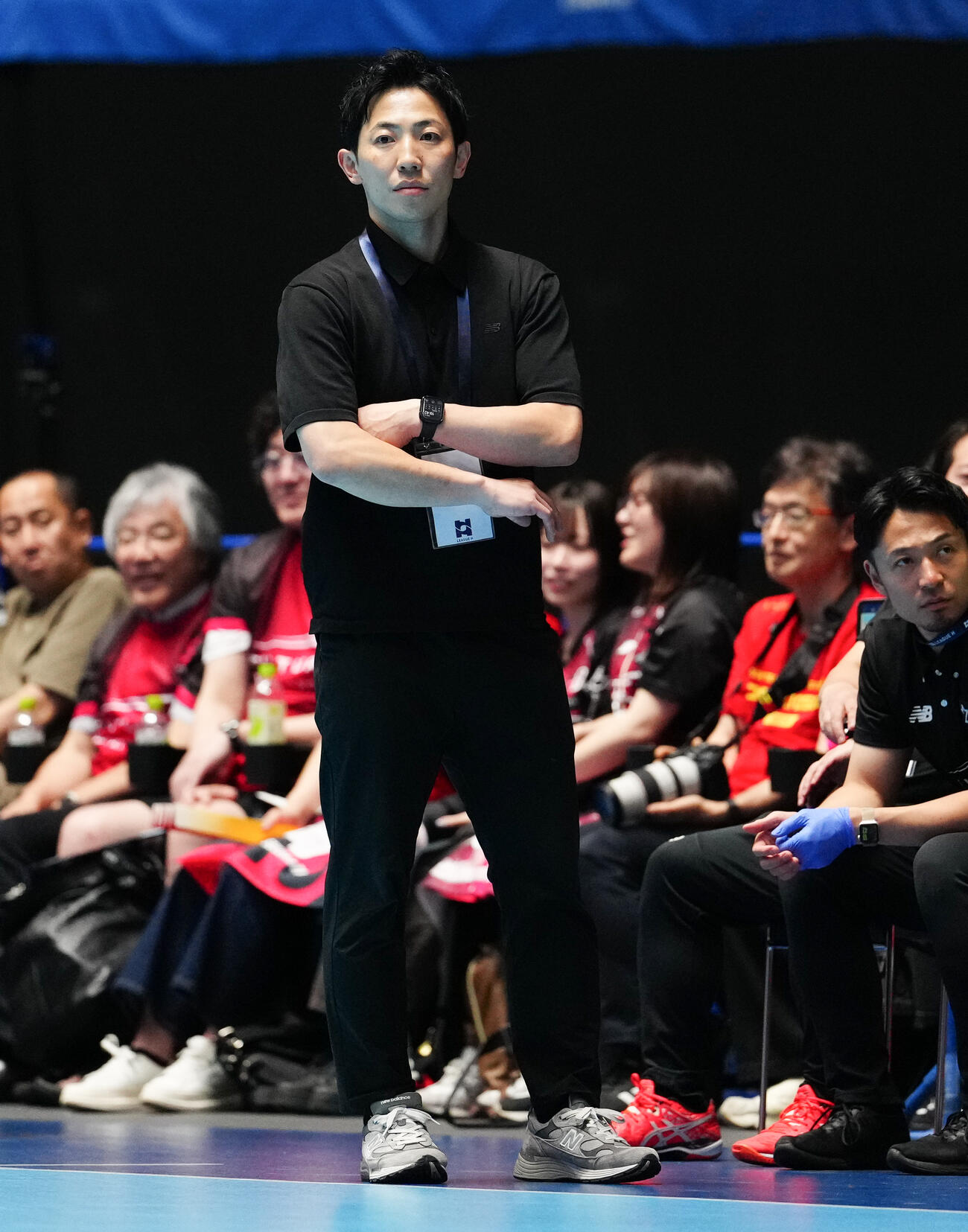 リーグH　プレーオフ　準々決勝　ジークスター東京対大崎埼玉　後半、試合を見守るジークスター東京佐藤智仁監督（撮影・鈴木みどり）＝2026年6月12日