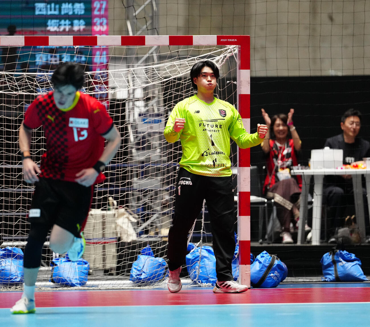 リーグH　プレーオフ　準々決勝　ジークスター東京対大崎埼玉　後半、シュートを防ぎガッツポーズするジークスター東京GK大山翔伍（撮影・鈴木みどり）＝2026年6月12日