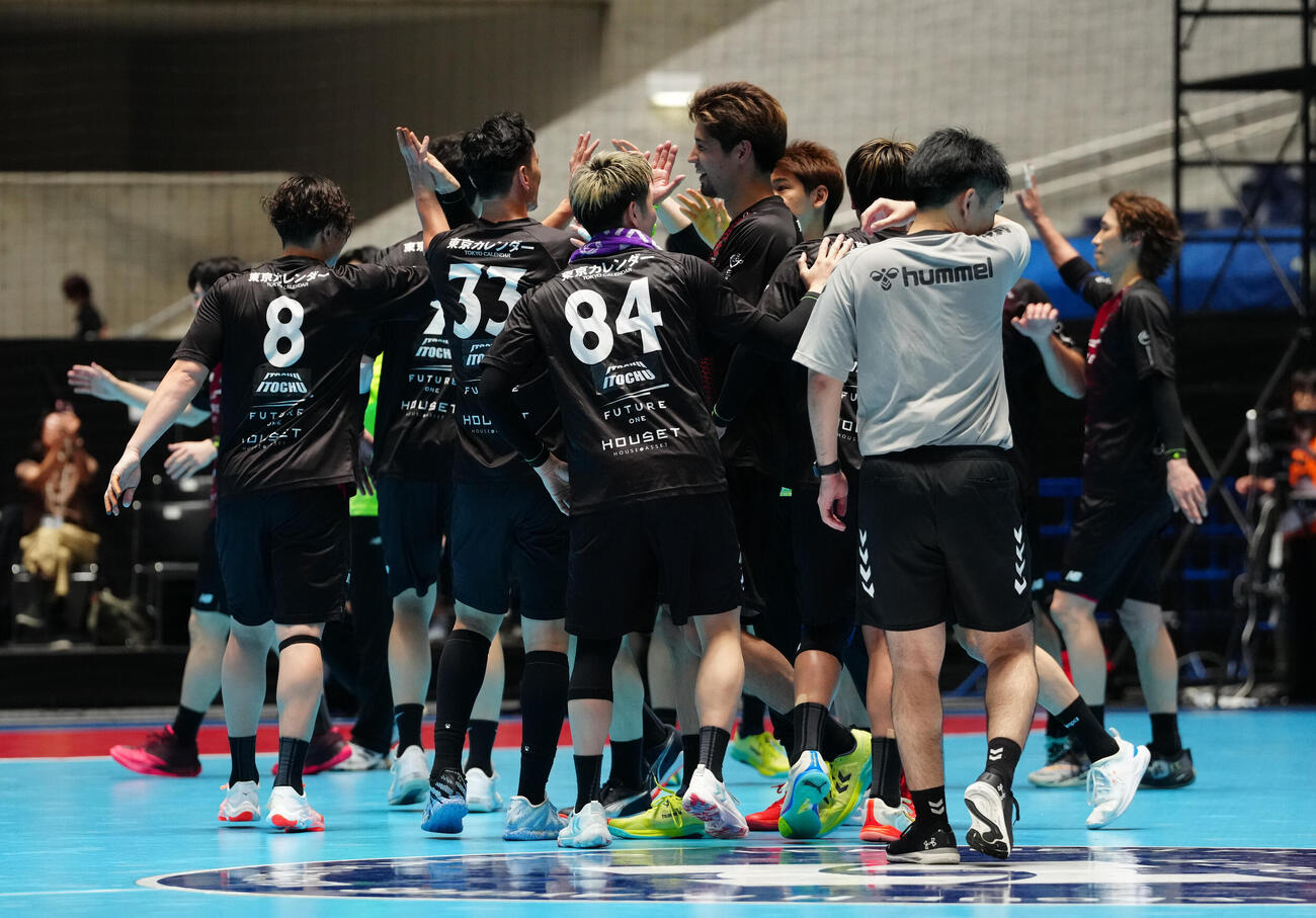 リーグH　プレーオフ　準々決勝　ジークスター東京対大崎埼玉　大崎埼玉に勝利し準決勝進出を決め、喜ぶジークスター東京の選手たち（撮影・鈴木みどり）＝2026年6月12日