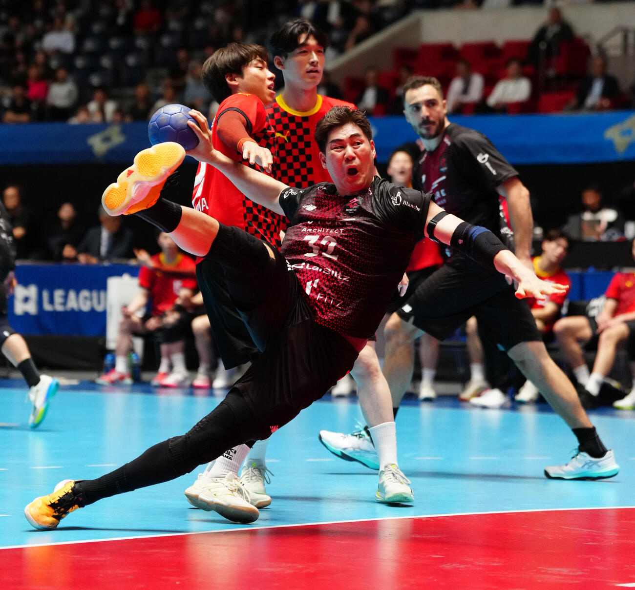 リーグH　プレーオフ　準々決勝　ジークスター東京対大崎埼玉　後半、体勢を崩しながらもゴールを決めるジークスター東京橋本明雄（撮影・鈴木みどり）＝2026年6月12日