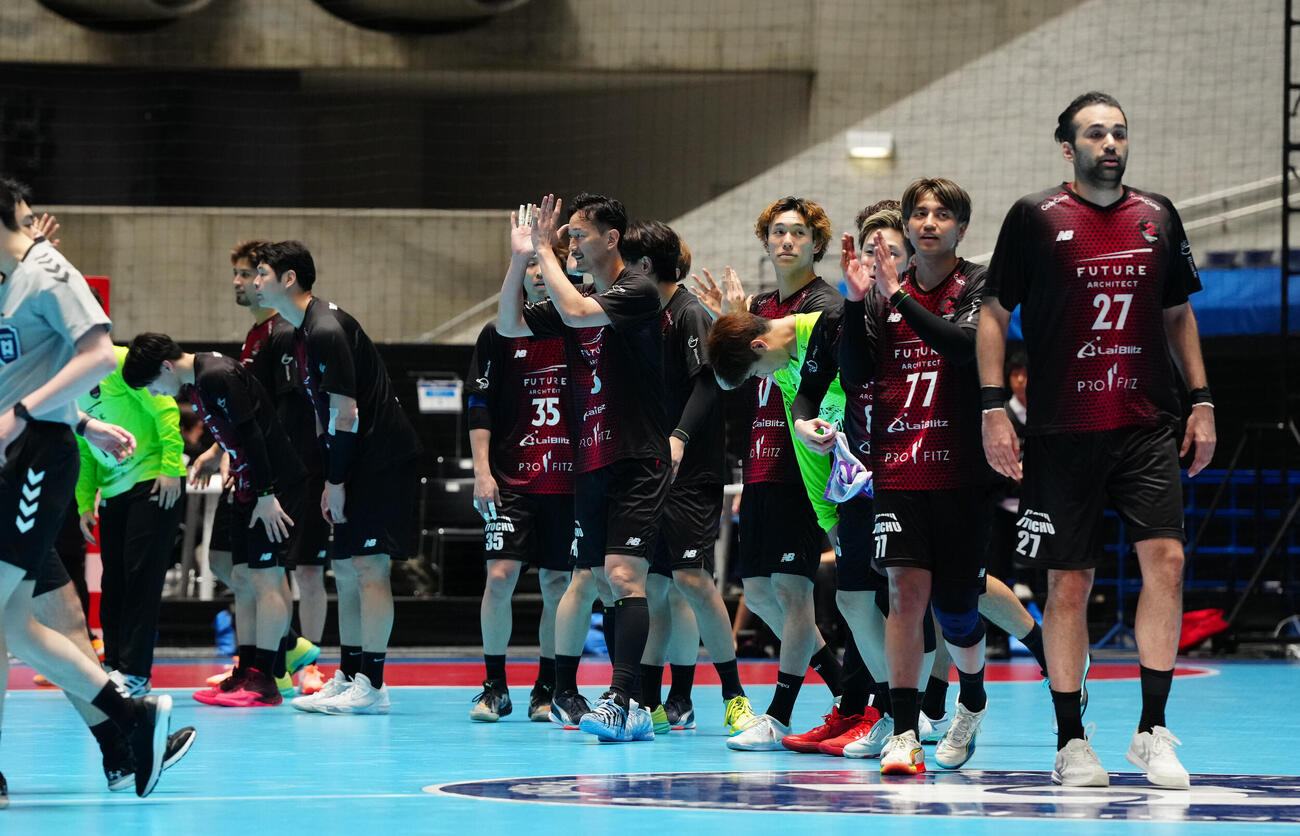 リーグH　プレーオフ　準々決勝　ジークスター東京対大崎埼玉　大崎埼玉に勝利し準決勝進出を決め、声援に応えるジークスター東京の選手たち（撮影・鈴木みどり）＝2026年6月12日