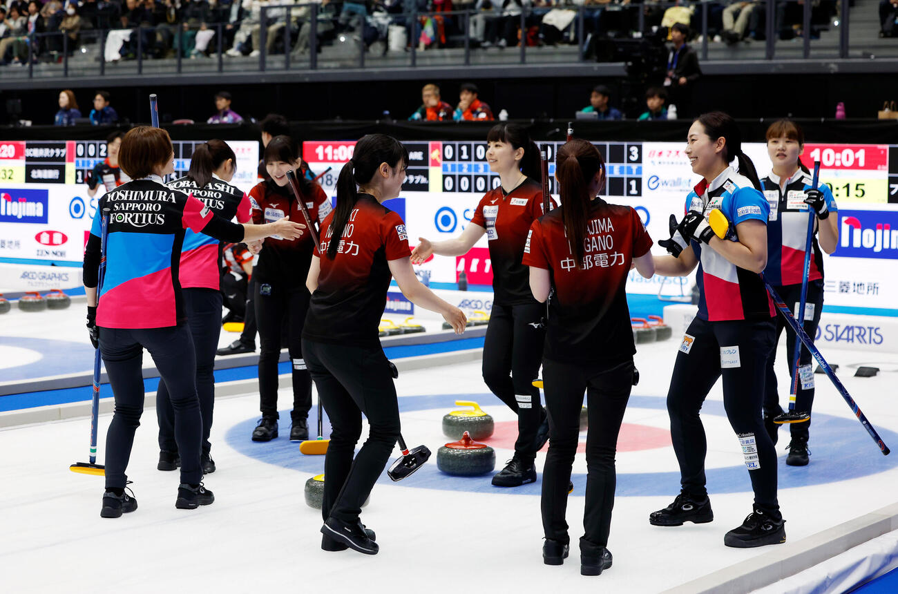 日本カーリング選手権大会　横浜2026　女子プレーオフ　中部電力対フォルティウス　第8エンド、ストーンを投じたフォルティウスの吉村紗也香